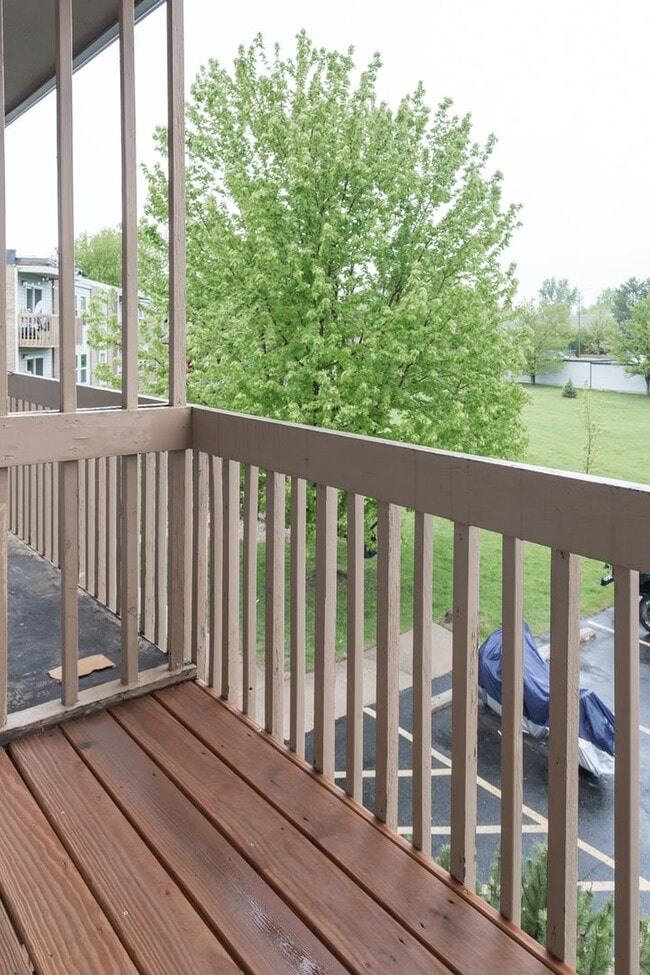 Building Photo - Sunny and Fresh One Bedroom Condo Available For Rent in Louisville!