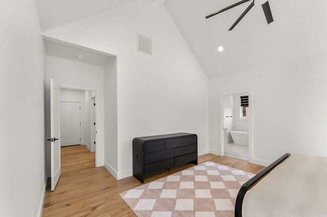 Building Photo - Gorgeous Rental in Wild House East Springfield