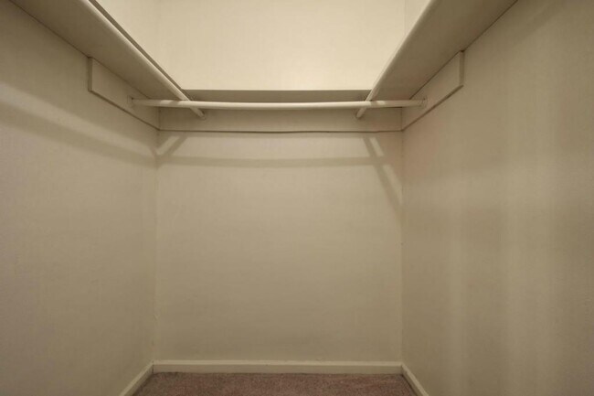 Building Photo - 9410 E Meadow Vale