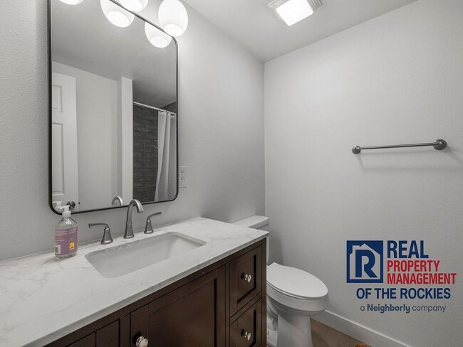 Building Photo - 3 Bed 3 Bath Updated Townhouse in Fort Collins!