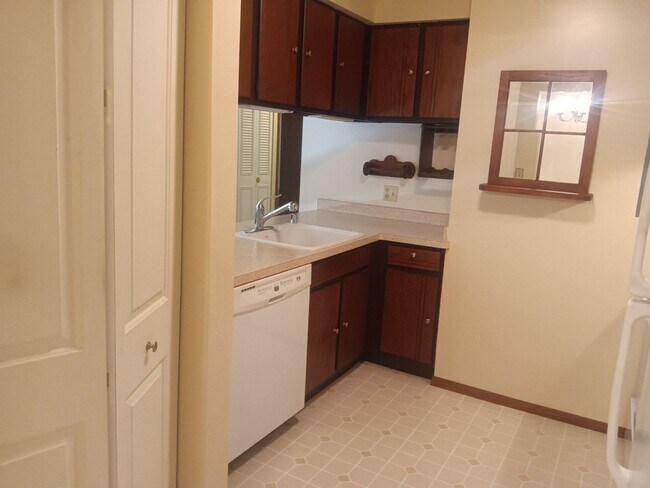 Building Photo - 2 Bedroom 1.5 bathroom condo