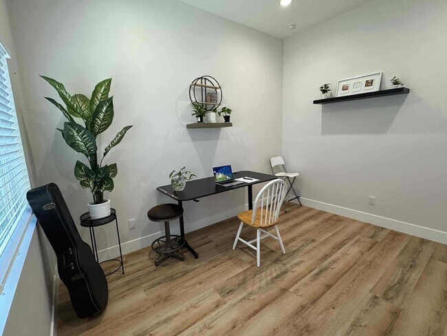 Building Photo - Beautiful Fully Furnished Home in Garden G...