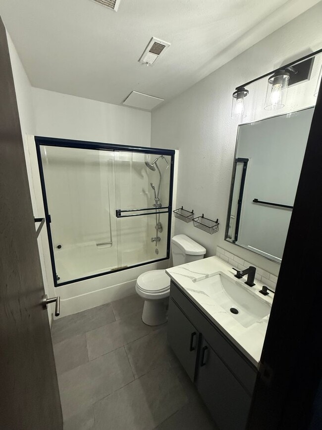 Building Photo - Beautifully Updated Spacious Townhome!