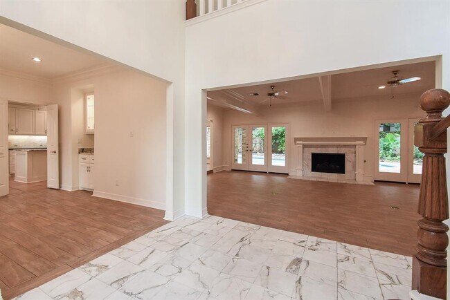 Building Photo - 807 Herdsman Dr