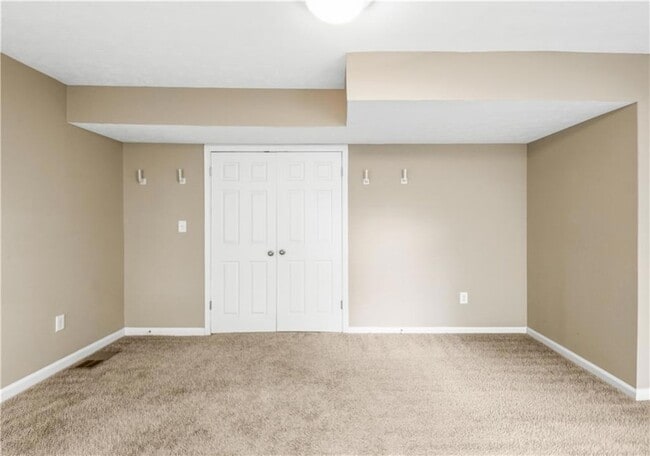 Building Photo - 3950 Lookout Point Dr