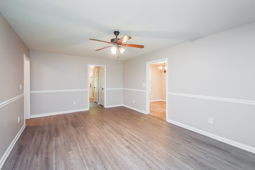 Building Photo - 400 Willow Ln