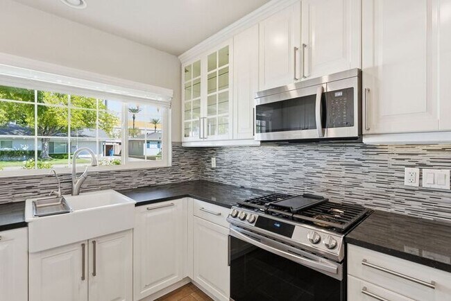 Building Photo - Modern 4 Bedroom, 3 Bathroom Home