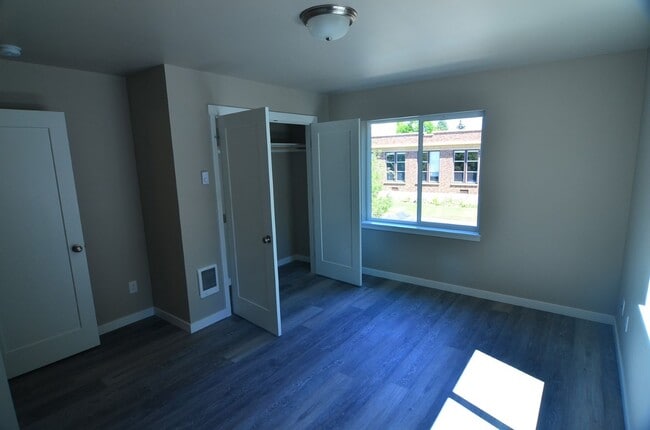 Building Photo - 5 Bedroom, 2.5 Baths Home for Rent, Available in September