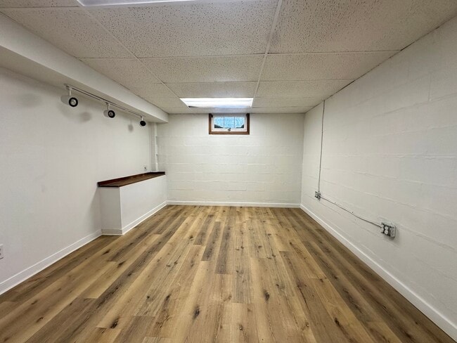 Building Photo - Two Bedroom One Bathroom Available in Battle Creek