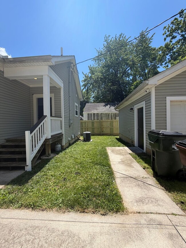Building Photo - Stunning 3 Bedroom Home with Primary Suite on First Floor