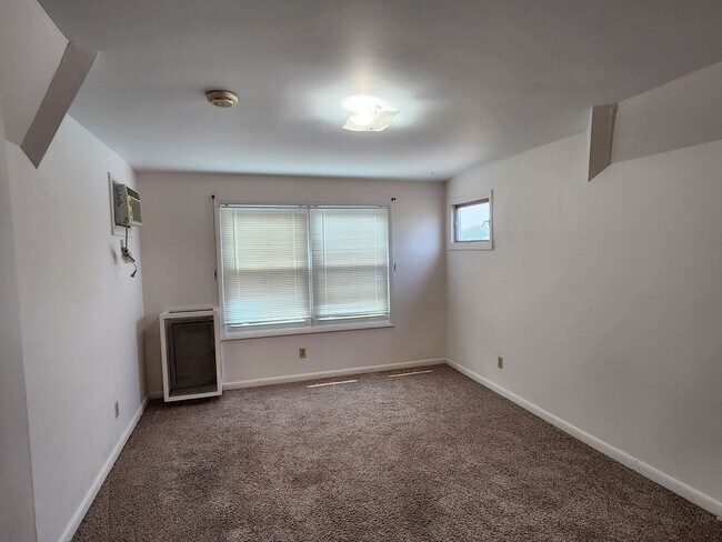 Building Photo - 14 S 3rd St E