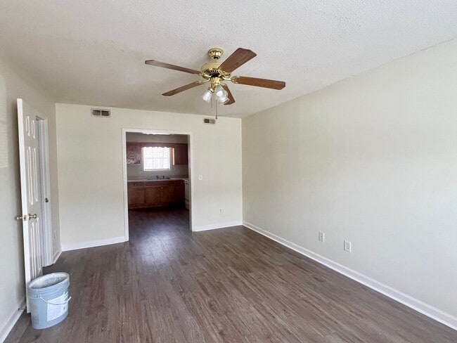 Building Photo - Two bedroom, 1.5 townhouse in Graham (Park Place Apts)