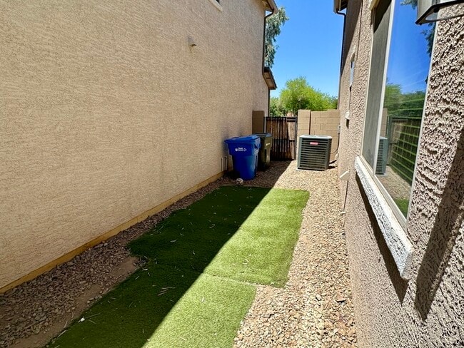Building Photo - Exceptional 3BR home in gated Westridge Park! Loft, granite kitchen, stainless appliances, 2-car ...