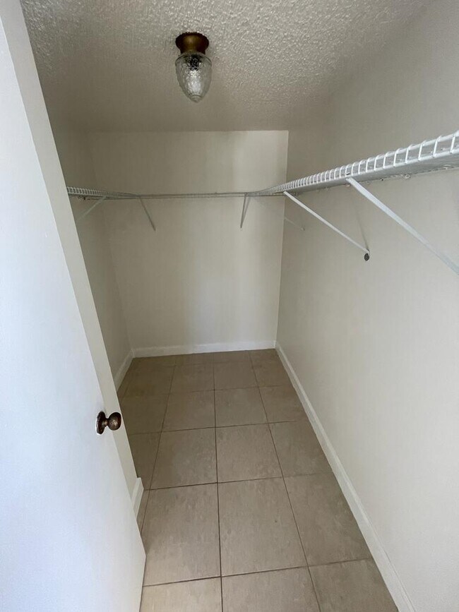 Building Photo - 6844 Palmetto Cir S