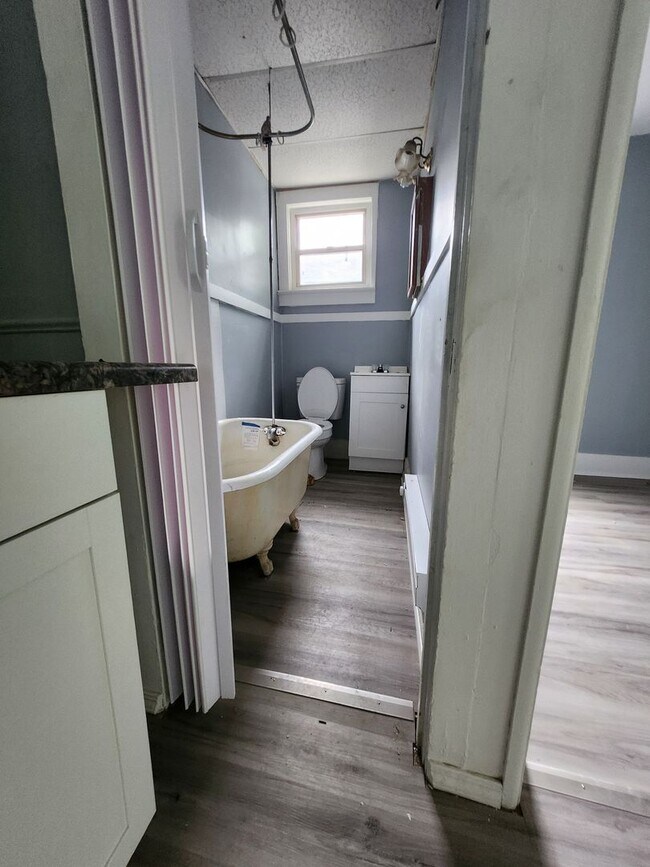 Building Photo - East side 3 bedroom apartment