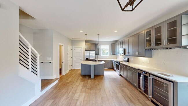 Building Photo - 208 Walnut Ave