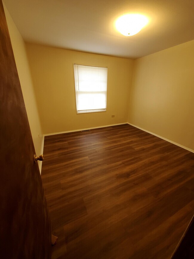 Building Photo - 209 E Pineview Dr