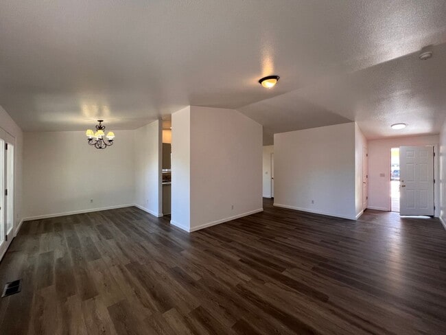 Building Photo - 3 Bedroom 2 Bath Home in Fernley