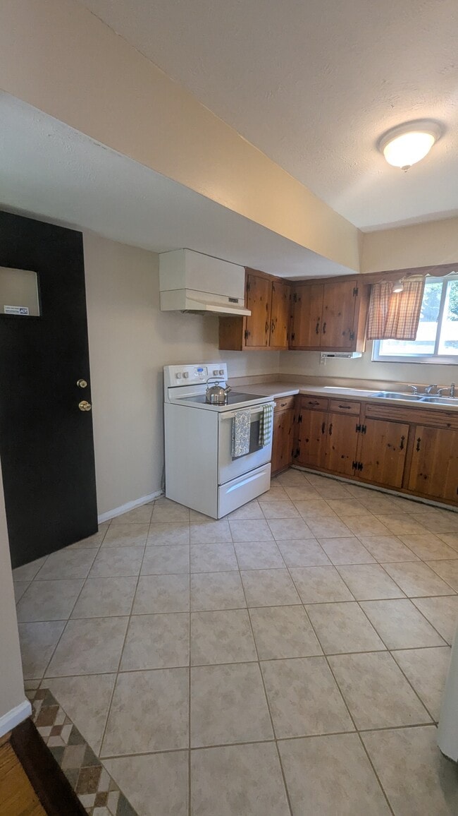 Kitchen - 3039 Dow Dr