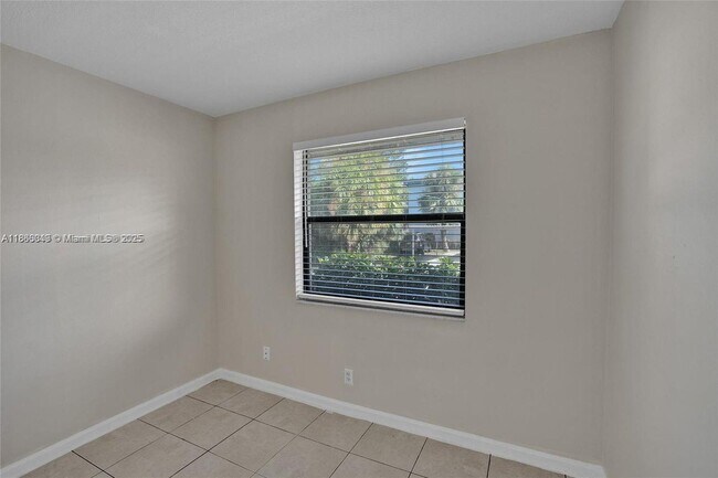 Building Photo - 1200 W 31st St