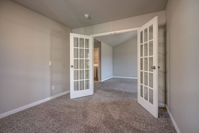 Building Photo - $500 Off the First Full Months Rent!!