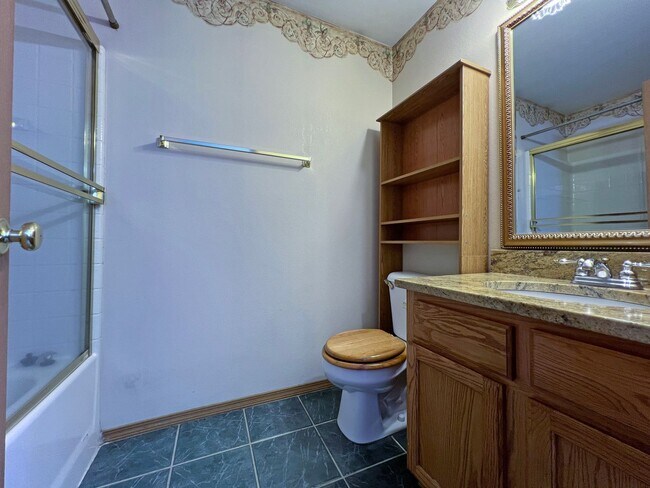 Building Photo - NE Tacoma - Large 3 bedroom 2.5 bathroom w...