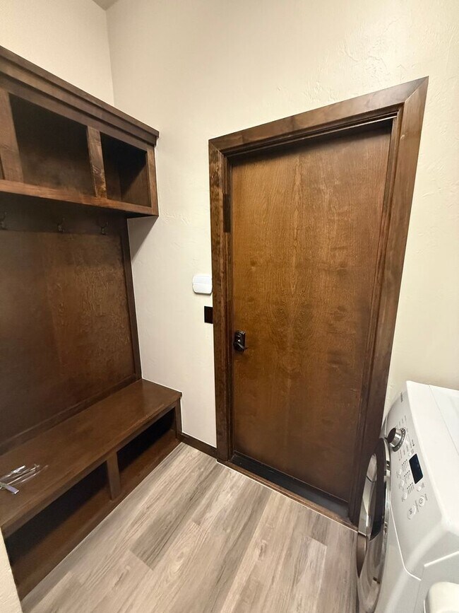 Building Photo - 3 bed plus office, Neighborhood amenities include a neighborhood pond, Pool and playground!