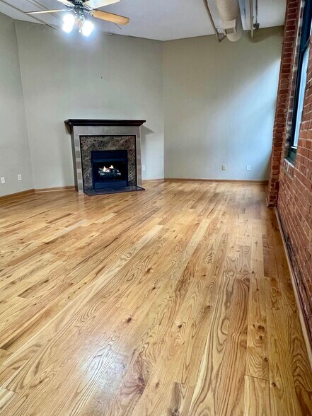 Building Photo - 635 W Lakeside Ave