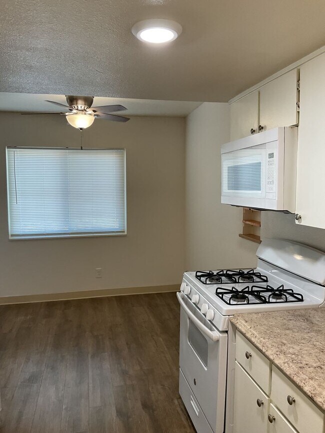 Building Photo - 5519 Paloma Ave