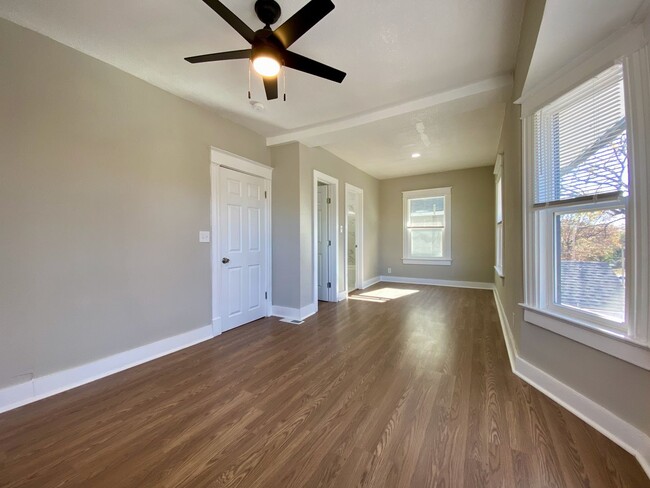 Building Photo - Beautifully Updated 5 Bed 3 Full Bath!!