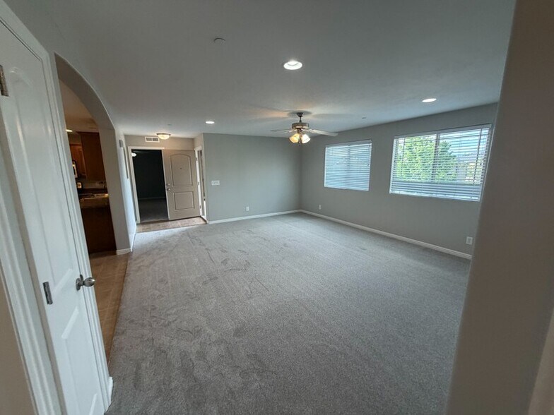 Building Photo - 999 Village River Ln