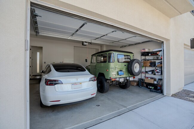 Garage with electric charging - 26939 Goldfinch Ln