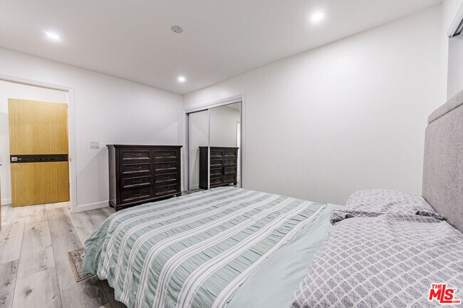 Building Photo - 722 Lincoln Blvd