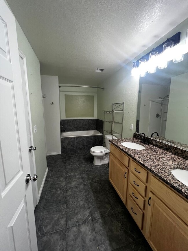 Building Photo - Charming Townhome, Prime Location, Cozy Li...