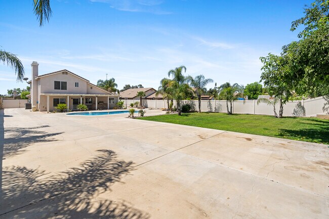 Building Photo - 422 Tartan Way