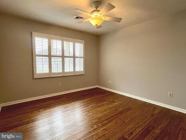 Building Photo - 330 Parkwood Dr