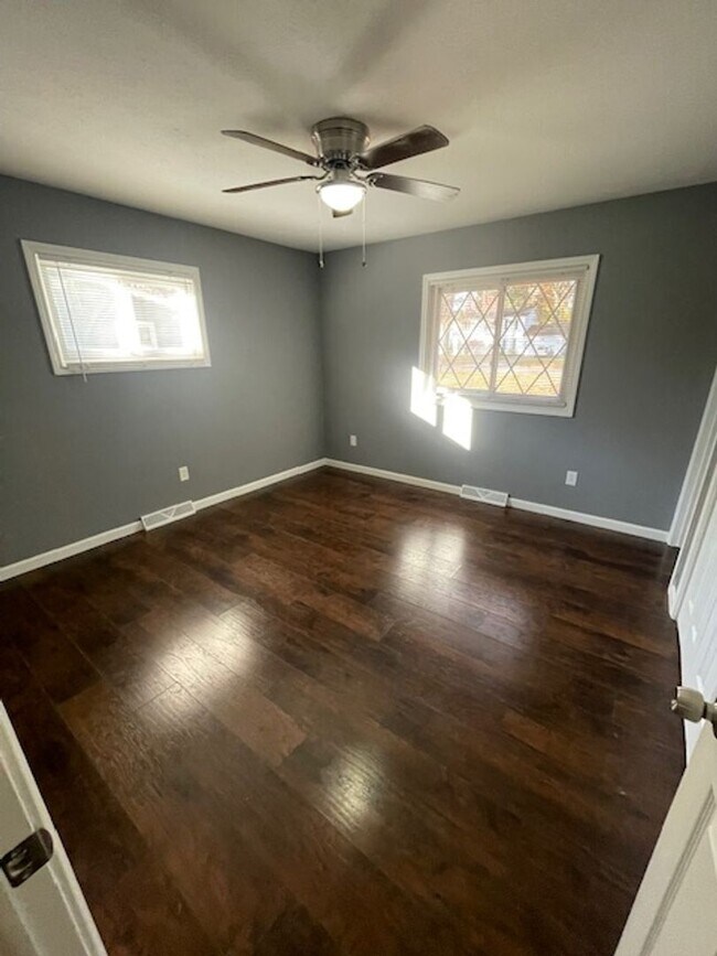 Building Photo - Adorable 3BR 2.5BA Home w/ Sun Room • 2 Car Garage  • Private Yard in Avon Lake