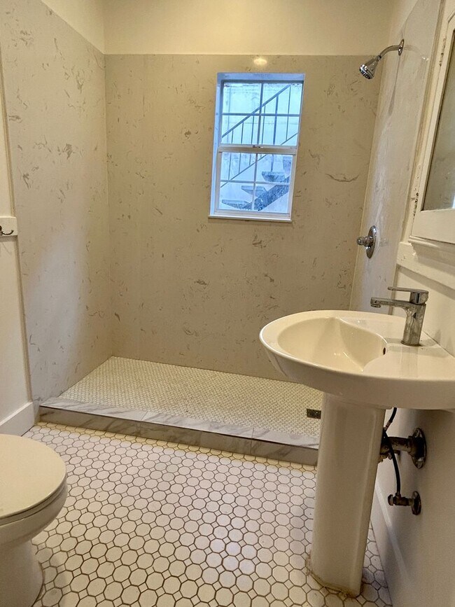 Building Photo - N San Pedro