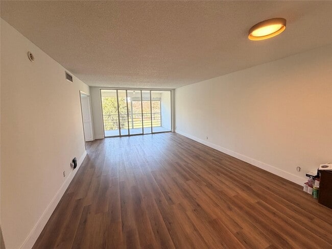 Building Photo - 605 Oaks Dr