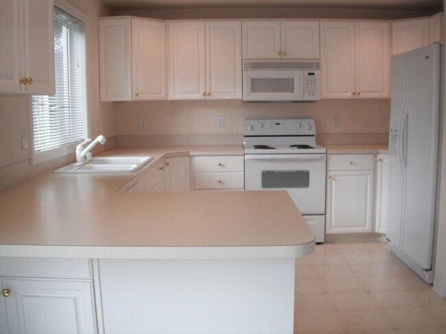 Building Photo - Spacious home and yard ready for you!