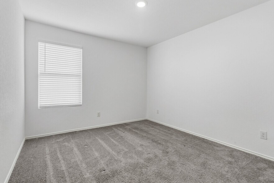 Building Photo - 5155 Fowler Cres