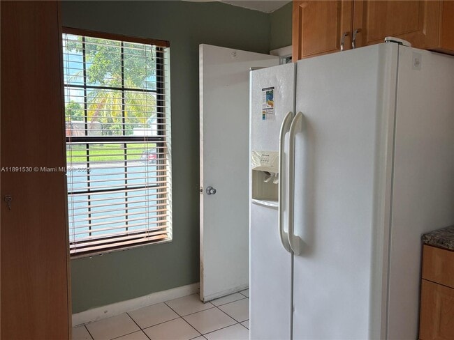 Building Photo - 5442 Lakewood Cir S