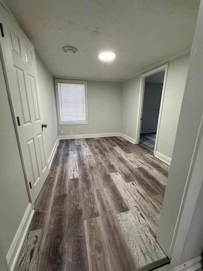 Building Photo - 5163 Clifton Dr