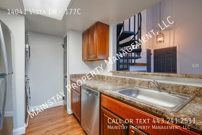 Building Photo - Beautiful 1 Bedroom Condo W/ Bonus Loft Sp...