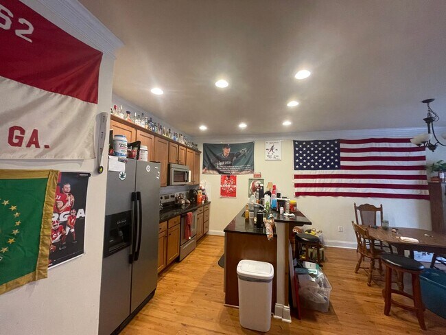 Building Photo - Cute 4 Bedroom Near Downtown for Pre-Lease