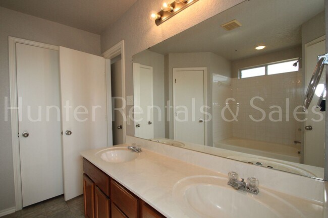 Building Photo - 3400 Lakecrest Dr