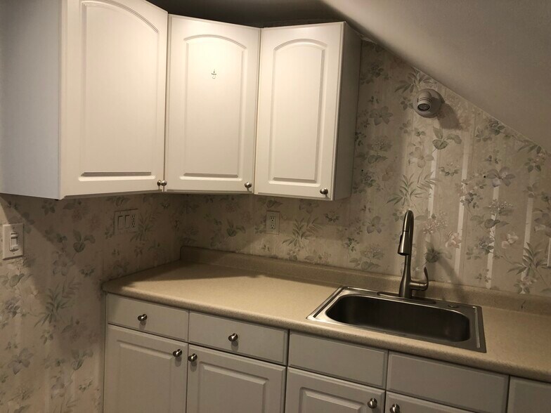 Building Photo - 2 Carriage Ln