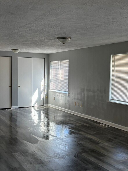 Building Photo - 3967 Pharo Dr