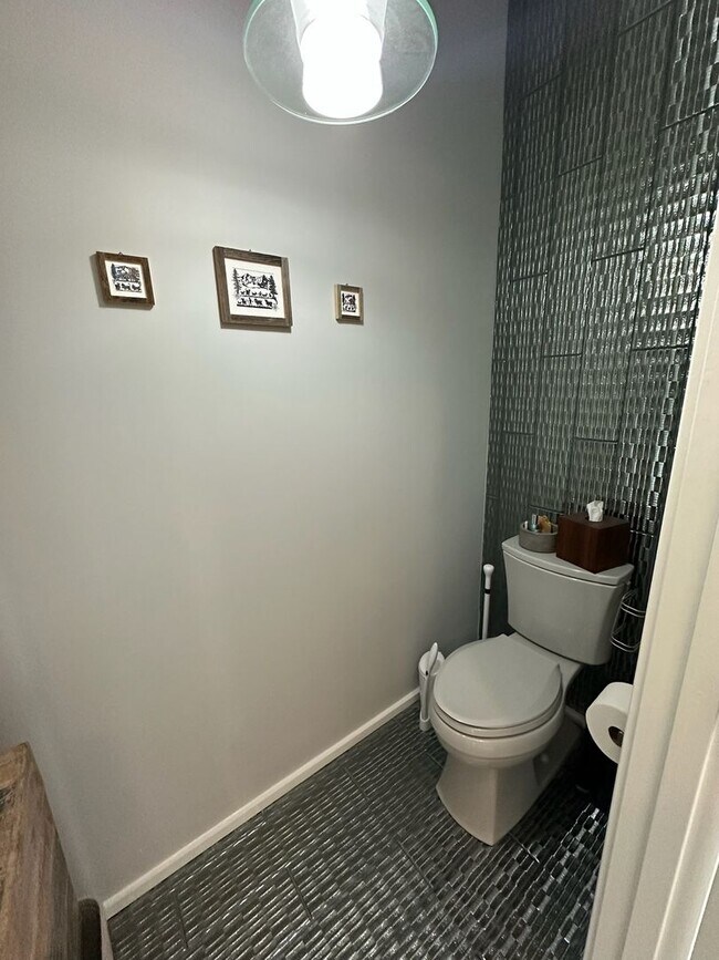 Building Photo - Beautiful 1 Bedroom 1.5 Bath Condo in down...