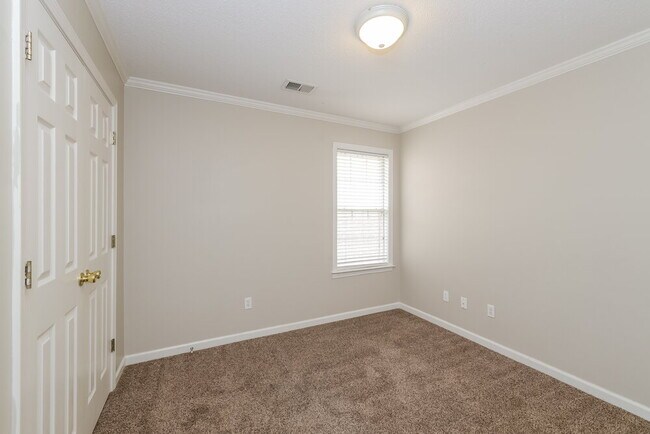 Building Photo - 490 Bruins Trce